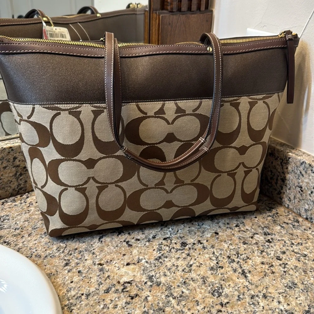 Coach tote bag with zipper! - Picture 3 of 3